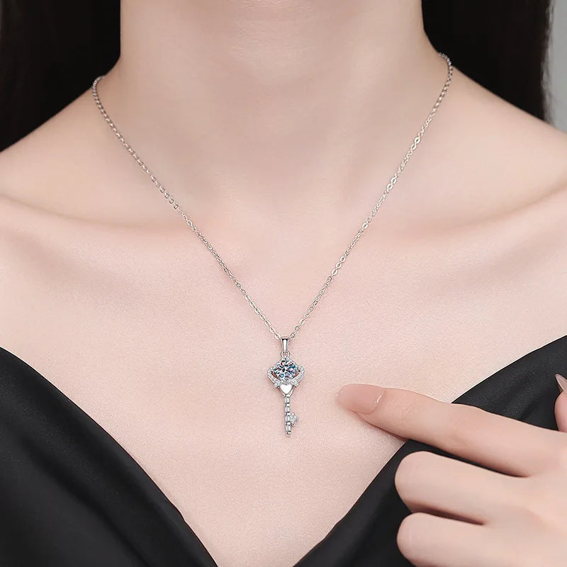 White gold PT950 moissanite diamond necklace Korean crown key fashion collarbone chain
