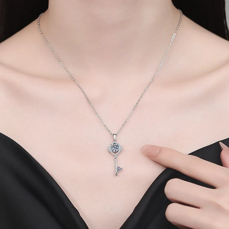 moissanite diamond necklace Hot PT950 Korean version of the four-leaf clover key fashion collarbone white gold chain moissanite