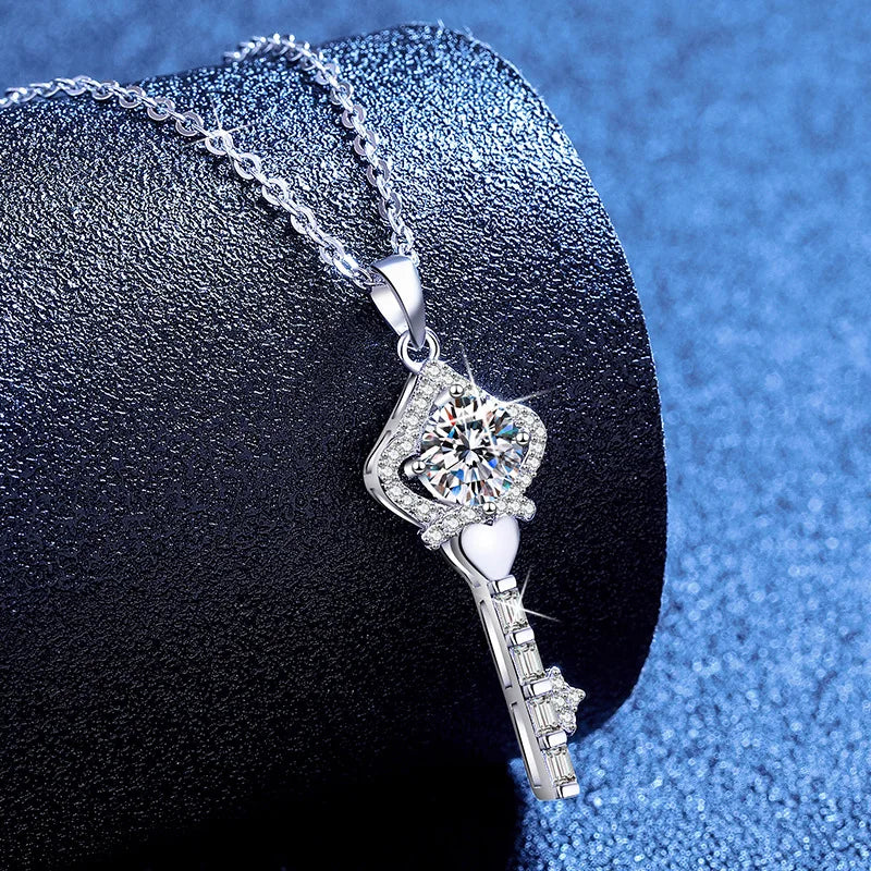 White gold PT950 moissanite diamond necklace Korean crown key fashion collarbone chain