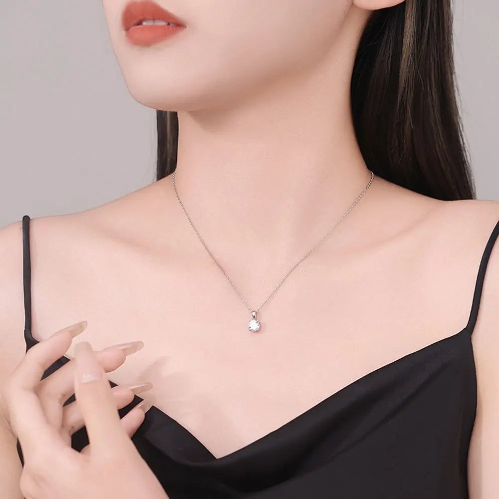 Bee-Bee's 1ct round-cut moissanite solitaire necklace on a silver chain, 18k gold plated S925 sterling silver with anti-tarnish coating.