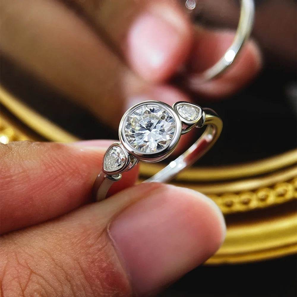 Bee-Bees 1.6ct 3-stone moissanite engagement ring in 925 sterling silver with 18k white gold plating.