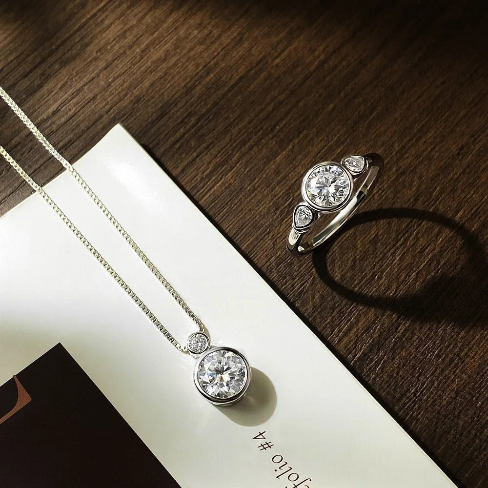 Bee-Bees 1.6ct 3-stone moissanite engagement ring in 925 sterling silver with 18k white gold plating.