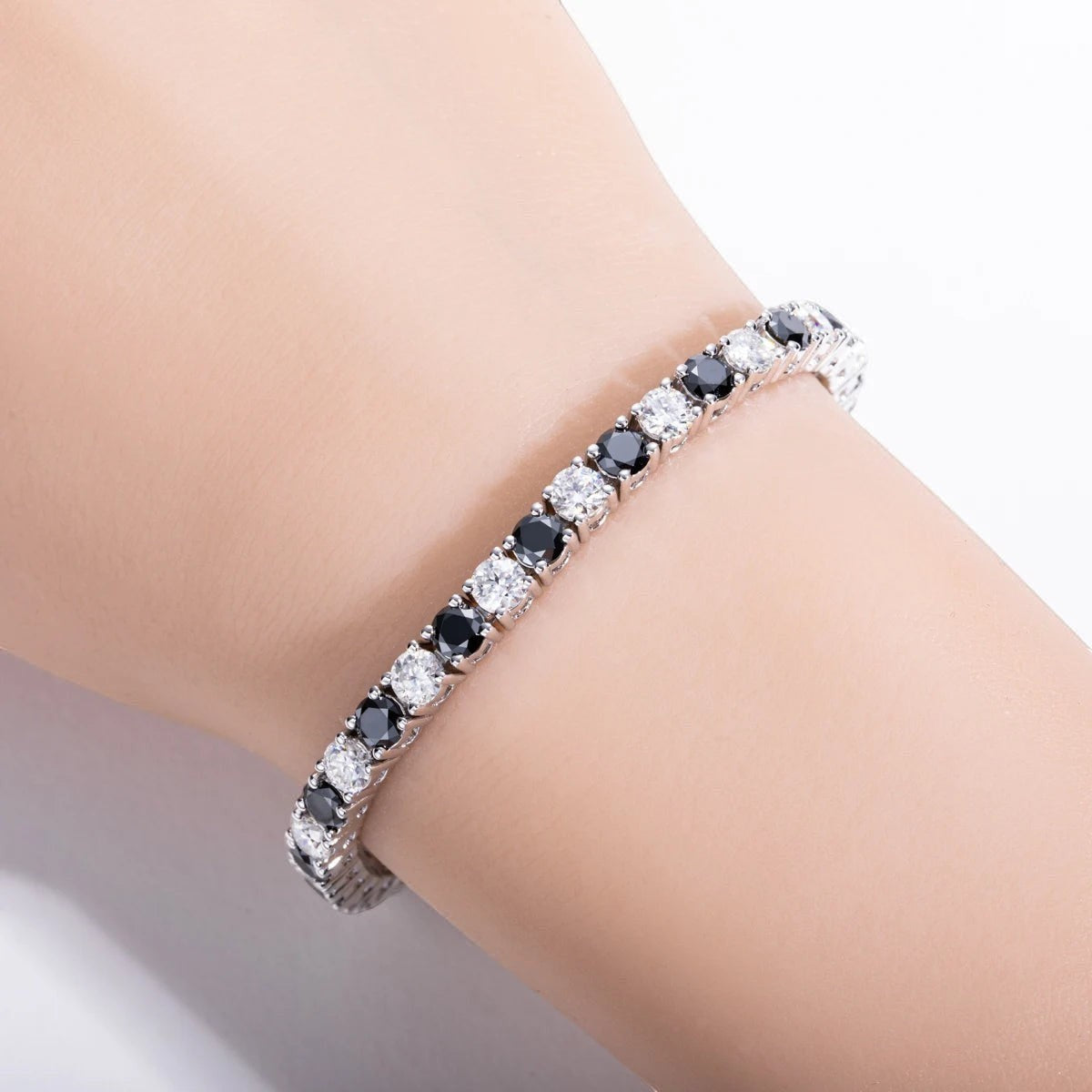 Bee-Bee's 4mm black and white moissanite tennis bracelet in sterling silver with 18k white gold plating.