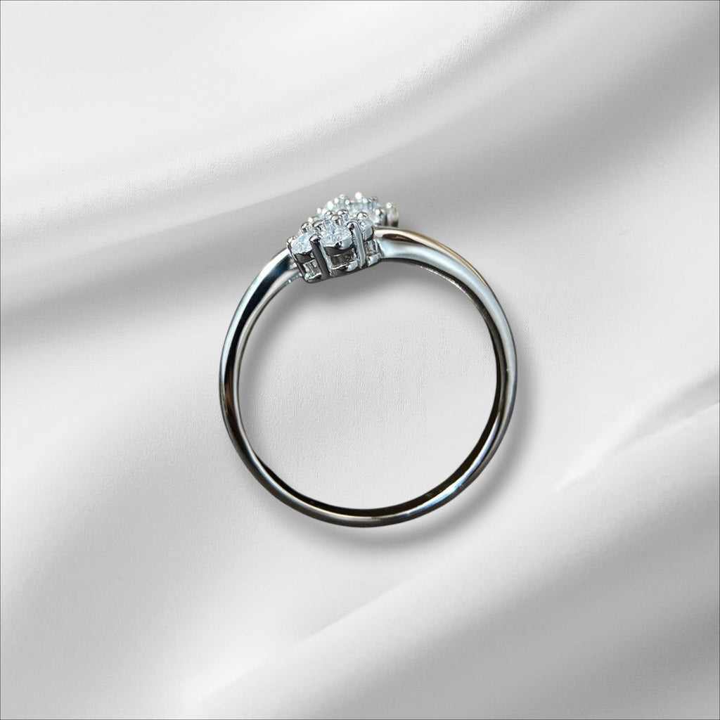 Bee-Bee's 2.5mm flower moissanite wedding ring in 925 silver with 18k gold plating. D VVS1 stones.