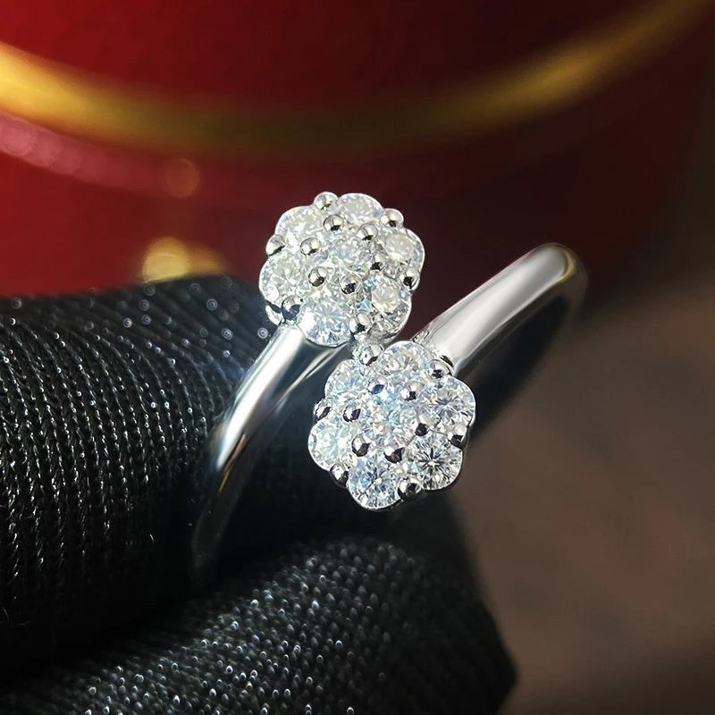 Bee-Bee's 2.5mm flower moissanite wedding ring in 925 silver with D VVS1 stones and 18k gold plating.