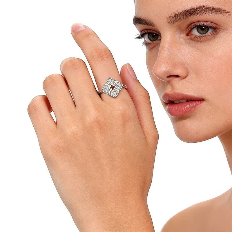 Bee-Bees four-leaf clover ring with D color VVS1 moissanite stones on a hand. Silver with 18k gold plating.