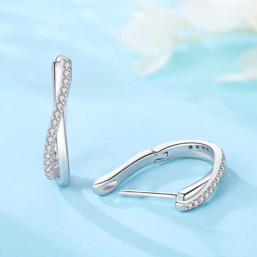 Bee-Bees twisted hoop earrings in sterling silver with pavé-set D Color VVS1 moissanite stones.